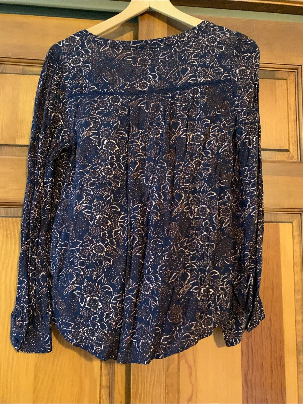Hinge Women's Navy Floral V-Neck Long-Sleeve Blouse